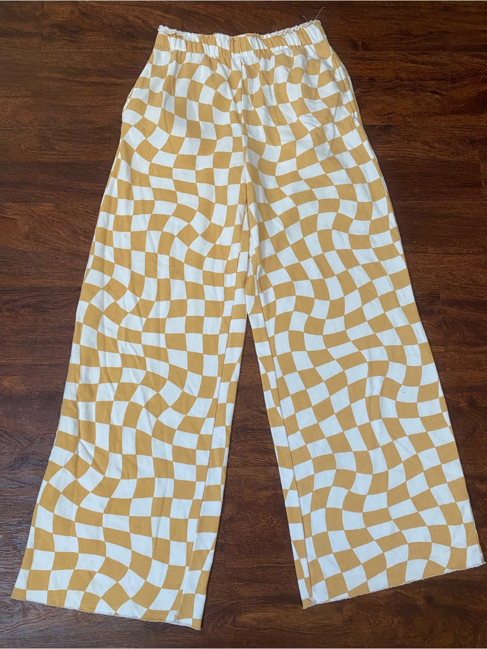 Women’s Wavy Checkerboard Wide-Leg Pants in Mustard & White